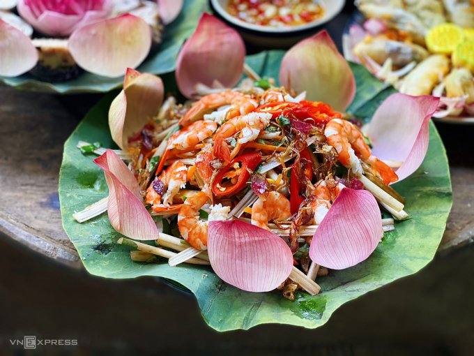 Mâm cơm toàn các món từ hoa sen