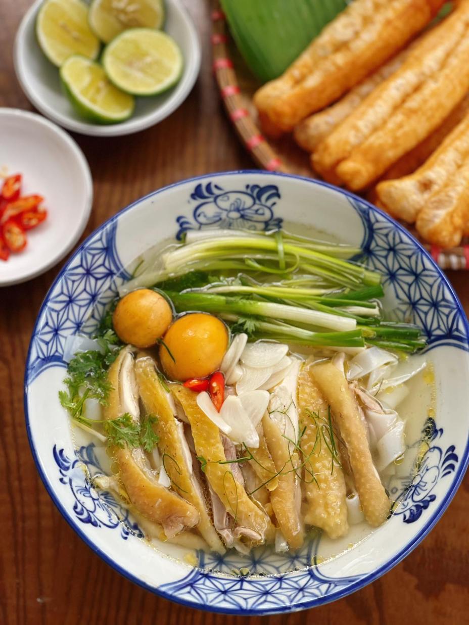 Phở gà ấm bụng bữa sáng