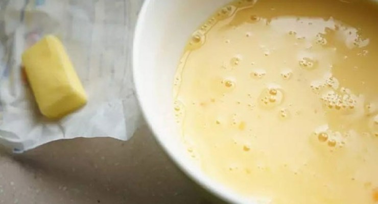 Rán trứng cho thêm vài giọt này đảm bảo trứng nở phồng, xốp mịn