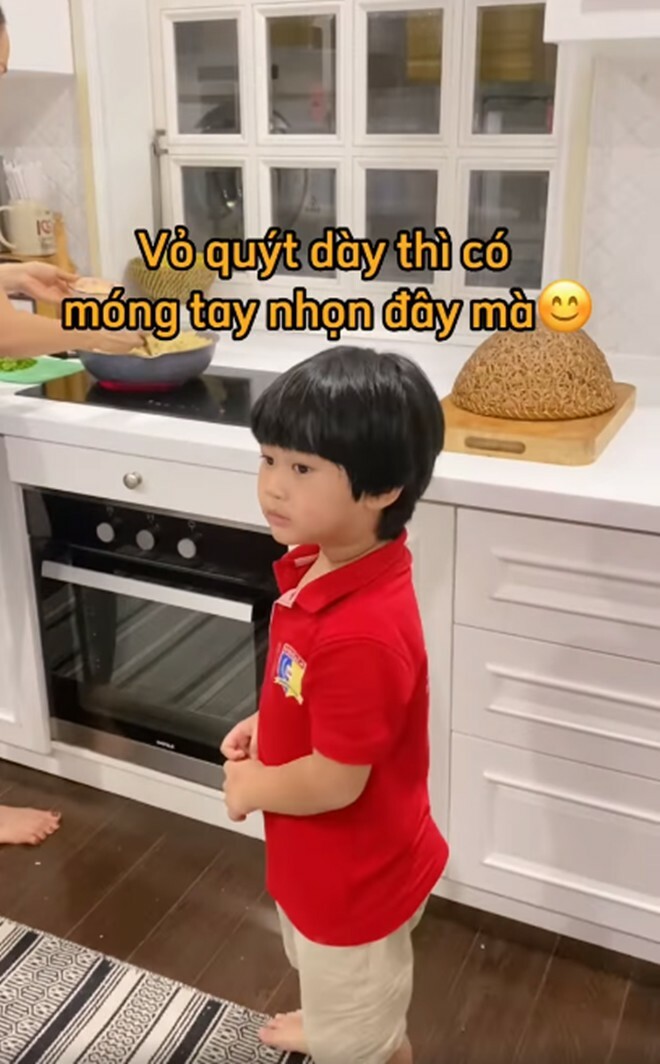 Vợ Hoàng Bách làm món vét tủ lạnh ngon ngất ngây, lúc nấu mẹ chồng phán: 