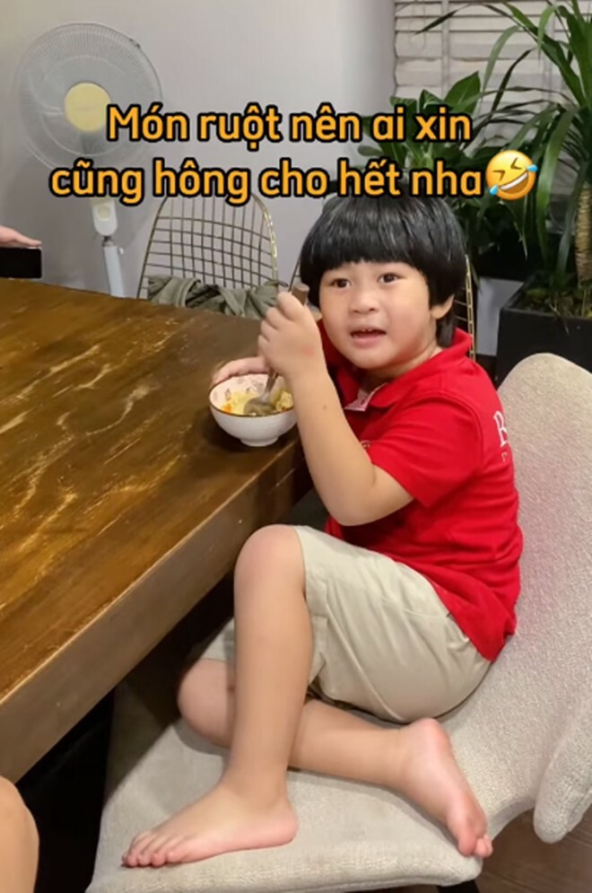 Vợ Hoàng Bách làm món vét tủ lạnh ngon ngất ngây, lúc nấu mẹ chồng phán: 