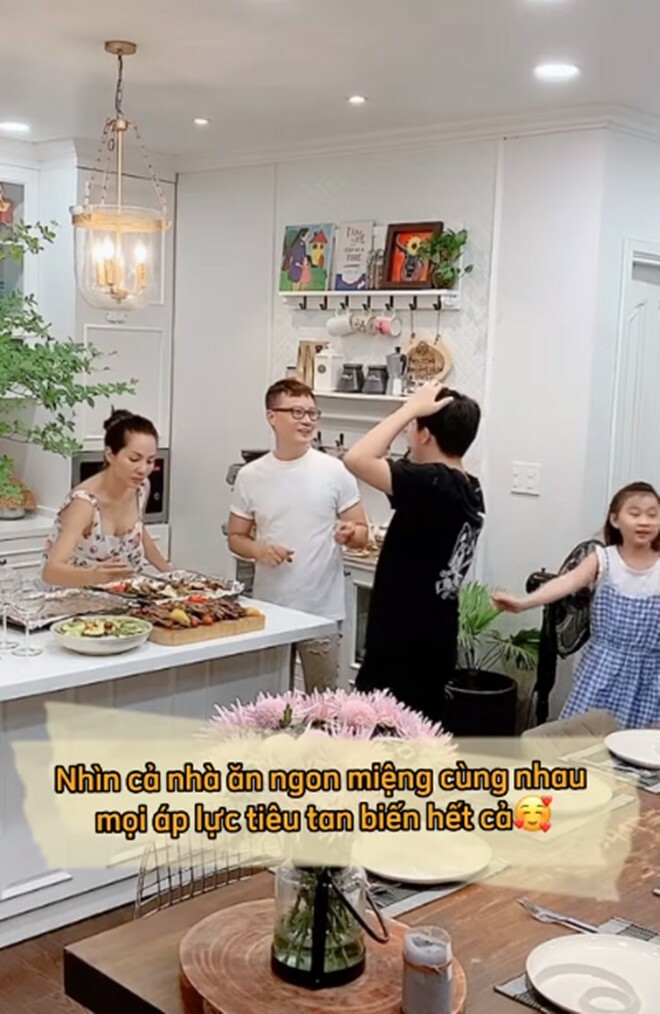 Vợ Hoàng Bách làm món vét tủ lạnh ngon ngất ngây, lúc nấu mẹ chồng phán: 