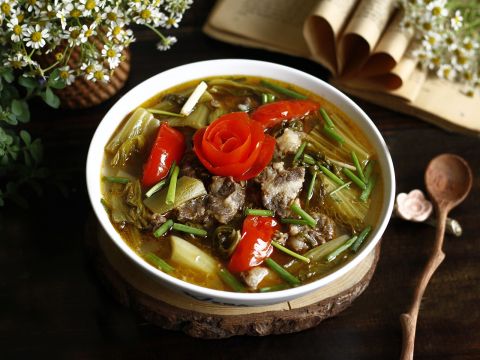 canh dua chua nau thit bo Canh dưa chua nấu thịt bò