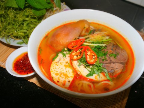 Tro tai nau bun bo Hue cho ngay cuoi tuan 6 Trổ tài nấu bún bò Huế cho ngày cuối tuần