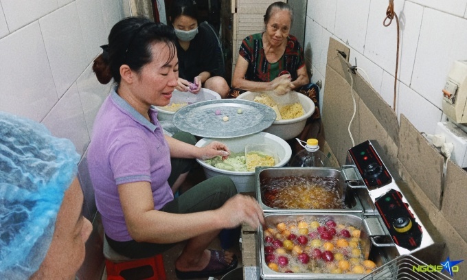 Bánh rán tí hon 700 đồng 'làm không kịp bán'