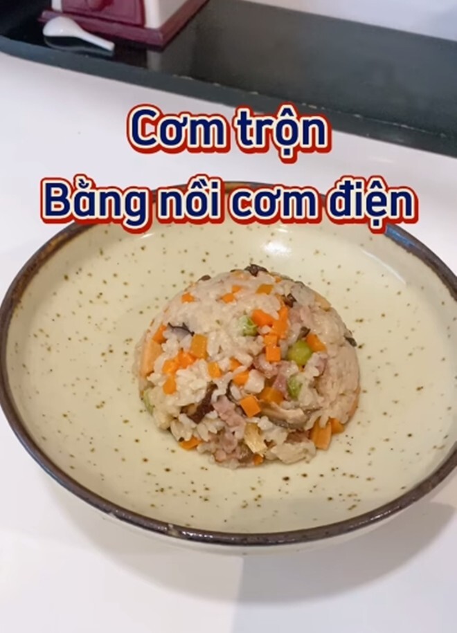 Chị em văn phòng học ngay cách làm cơm trộn bằng nồi cơm điện như vợ Hoàng Bách, hấp dẫn và siêu ngon