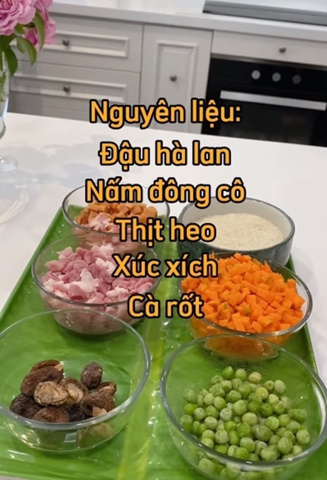 Chị em văn phòng học ngay cách làm cơm trộn bằng nồi cơm điện như vợ Hoàng Bách, hấp dẫn và siêu ngon