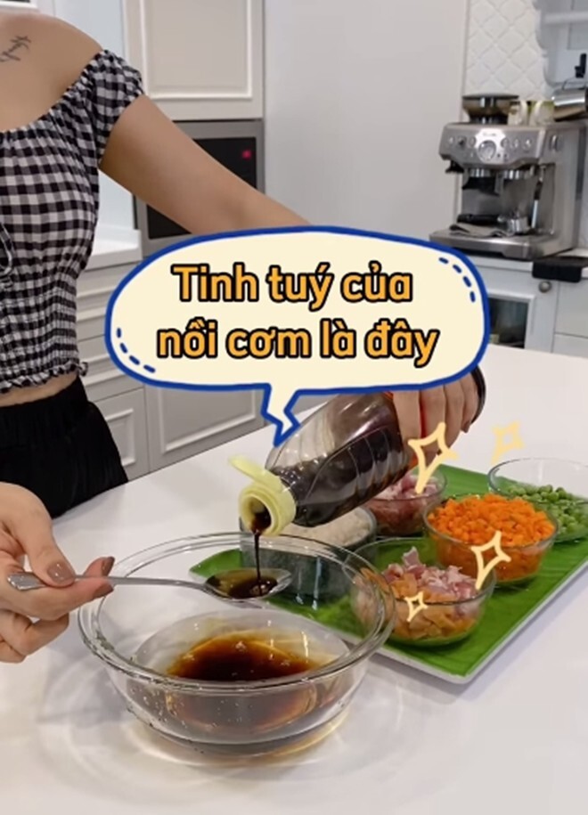 Chị em văn phòng học ngay cách làm cơm trộn bằng nồi cơm điện như vợ Hoàng Bách, hấp dẫn và siêu ngon