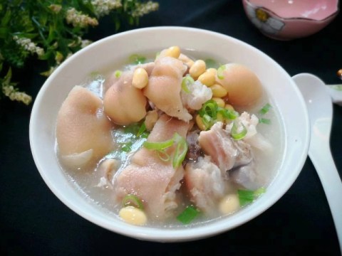 canh chan gio ham hat dau nanh mon canh ngon bo khong nen bo qua vao mua thu Canh chân giò hầm hạt đậu nành - Món canh ngon bổ không nên bỏ qua vào mùa thu