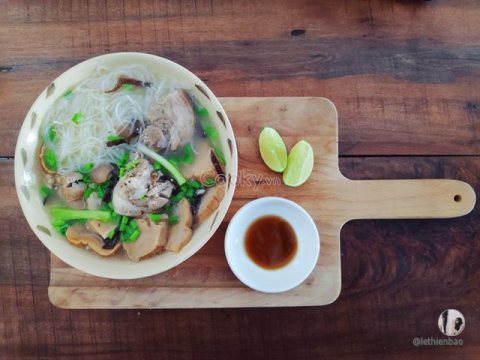 canh chan gio rut xuong ham mang luoi lon Canh chân giò rút xương hầm măng lưỡi lợn