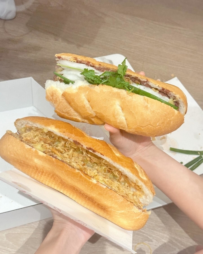 Chị họ Lisa khen món bánh mì sau chuyến du lịch Sài Gòn