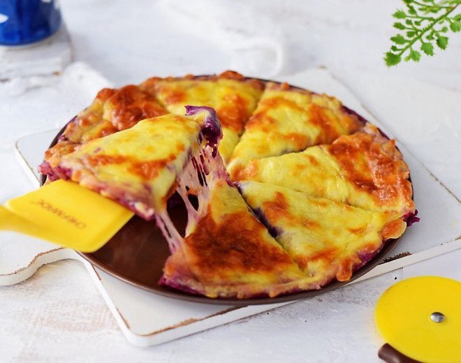 Nhà còn củ khoai lang tím đem làm bánh pizza ai cũng ngạc nhiên, nhìn thành phẩm cho ngay 100 điểm 