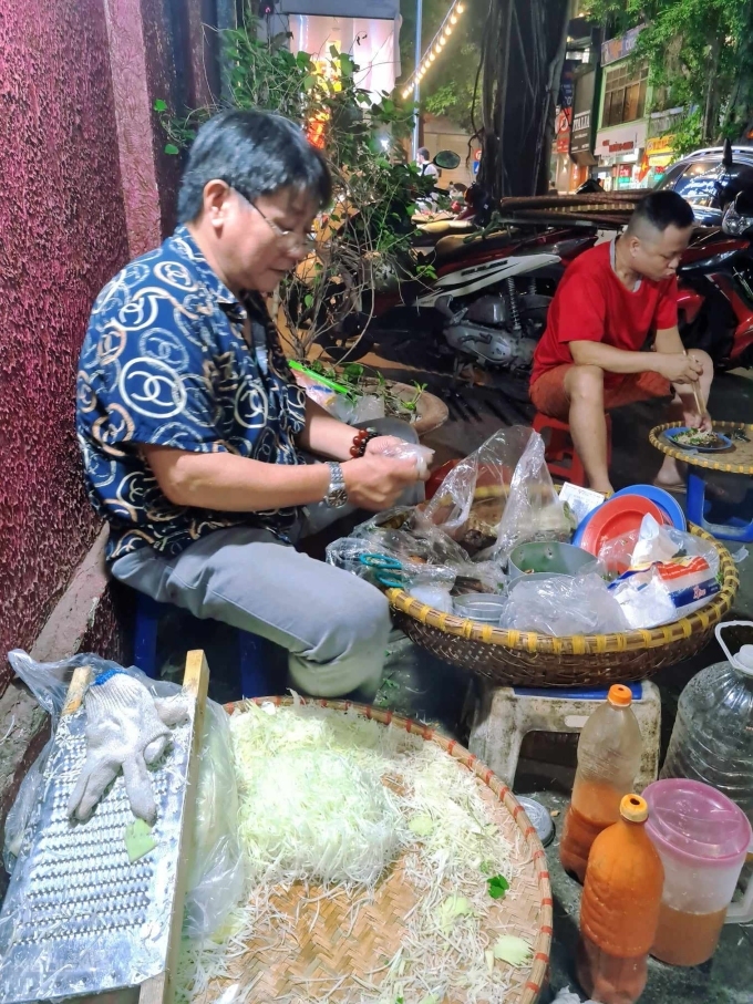 Nộm lim tá lả vỉa hè phố Hàng Bún