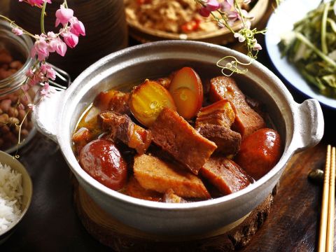 thit kho trung cha kieu bac Thịt kho trứng chả kiểu Bắc