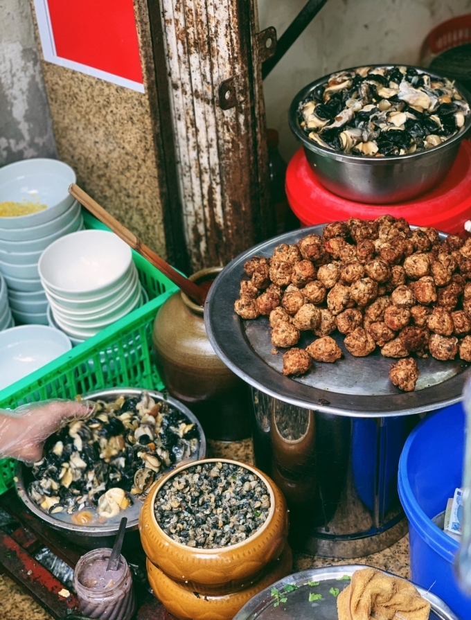 Hàng bún có món chả ốc 'gây nghiện' ở phố cổ