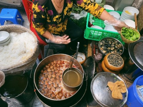 hang bun co mon cha oc gay nghien o pho co Hàng bún có món chả ốc 'gây nghiện' ở phố cổ