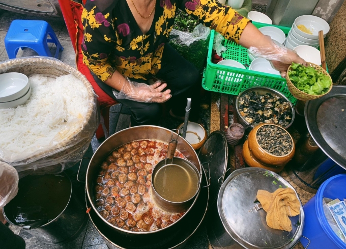 Hàng bún có món chả ốc 'gây nghiện' ở phố cổ