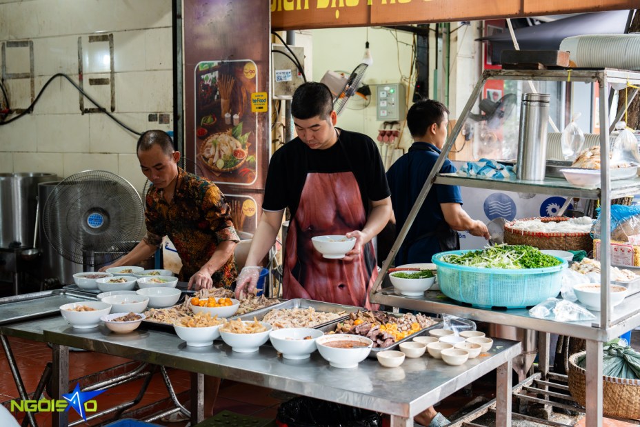 Quán phở gà 23 năm, ngày bán 600 bát nức tiếng khu Cầu Giấy