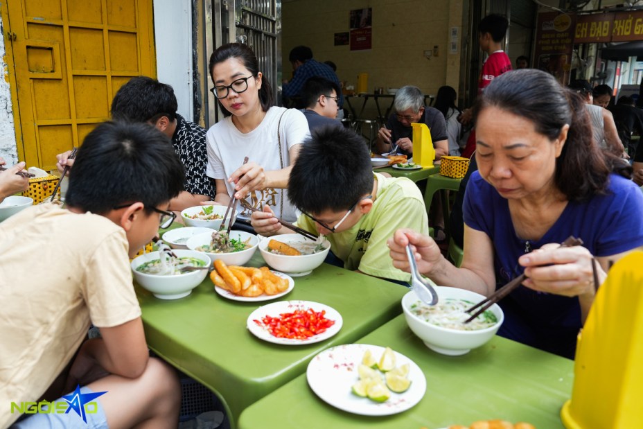 Quán phở gà 23 năm, ngày bán 600 bát nức tiếng khu Cầu Giấy