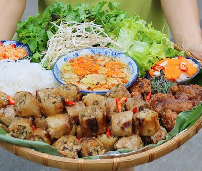 Cuối tuần làm mẹt bún chả, nem cua bể kiểu này thơm nức mũi, cả nhà ăn không còn một miếng