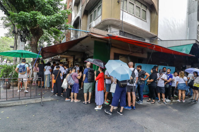 Quán trứng chiên cua 'xếp hàng khốc liệt' ở Bangkok sắp đóng cửa