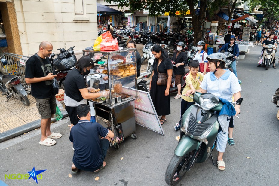 Xe bánh mì tí hon bán 800 chiếc mỗi ngày ở phố cổ Hà Nội