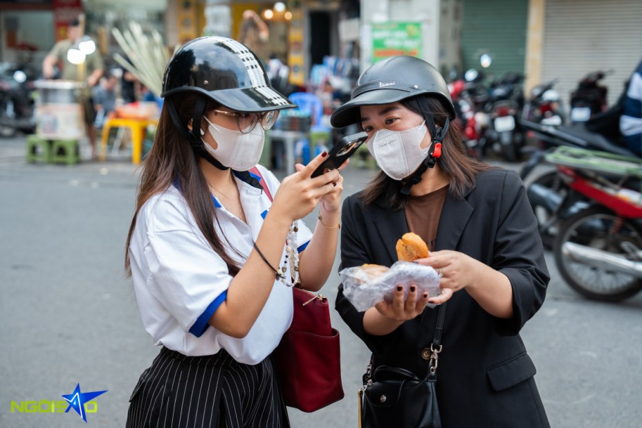 Xe bánh mì tí hon bán 800 chiếc mỗi ngày ở phố cổ Hà Nội