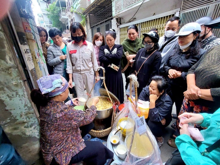 Hà Nội rét, đi xếp hàng ăn bánh trôi tàu ở ngõ Đê Tô Hoàng