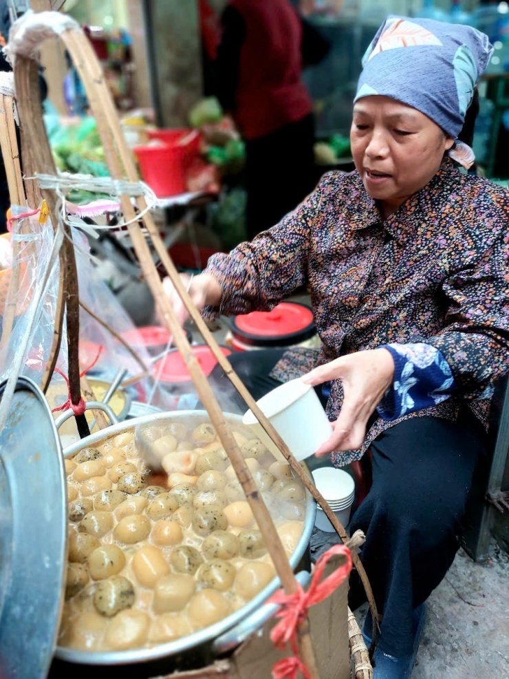 Hà Nội rét, đi xếp hàng ăn bánh trôi tàu ở ngõ Đê Tô Hoàng