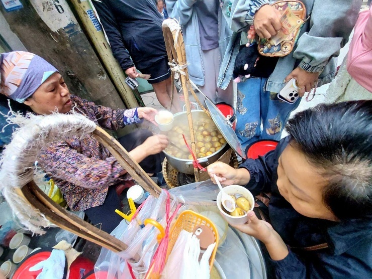 Hà Nội rét, đi xếp hàng ăn bánh trôi tàu ở ngõ Đê Tô Hoàng