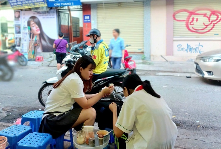 Hà Nội trở lạnh, đến phố Châu Long ăn bát bánh đúc nóng hổi