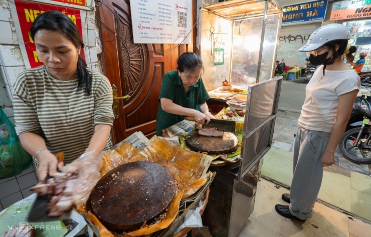 Hàng thịt quay hơn 70 năm ở phố cổ Hà Nội