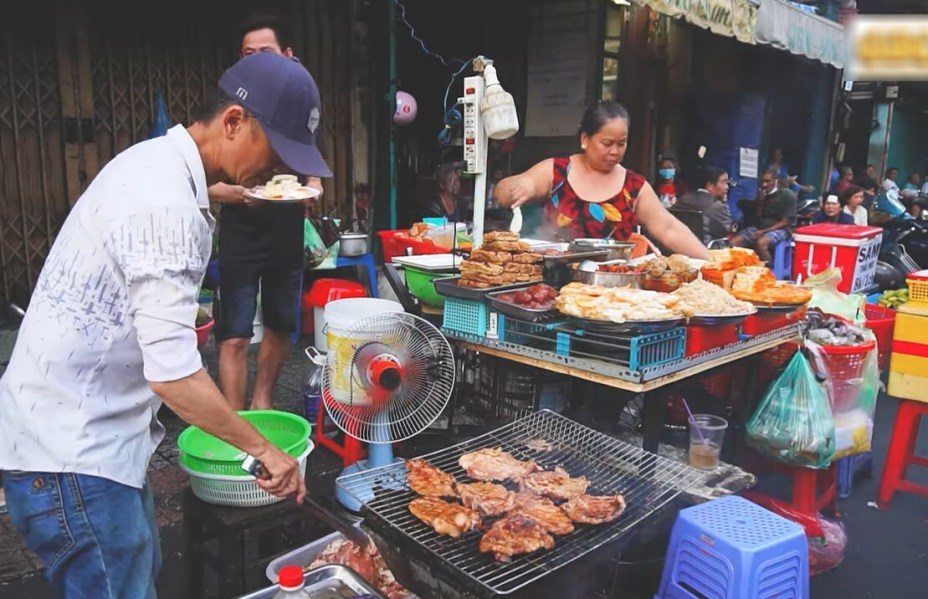 Khách Nhật thử một món ở vỉa hè TPHCM, khen 'ngon nhất từng ăn'