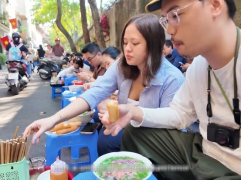 khach nuoc ngoai ngoi via he an pho michelin o ha noi xuyt xoa khen ngon Khách nước ngoài ngồi vỉa hè ăn phở Michelin ở Hà Nội, xuýt xoa khen ngon