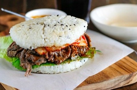 lam burger com thit bo don gian lai ngon thu mot lan la me ngay Làm burger cơm thịt bò đơn giản lại ngon, thử một lần là mê ngay