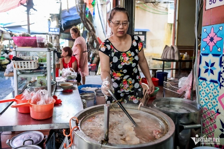 Quán bún sung 40 năm ở Nam Định: Chỉ 10 nghìn/bát, hết veo cả tạ bún mỗi ngày