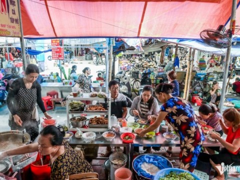 quan bun sung 40 nam o nam dinh chi 10 nghinbat het veo ca ta bun moi ngay Quán bún sung 40 năm ở Nam Định: Chỉ 10 nghìn/bát, hết veo cả tạ bún mỗi ngày