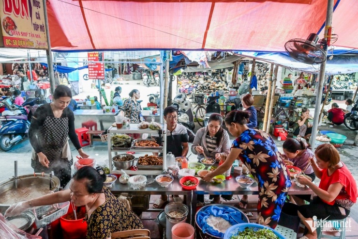 Quán bún sung 40 năm ở Nam Định: Chỉ 10 nghìn/bát, hết veo cả tạ bún mỗi ngày