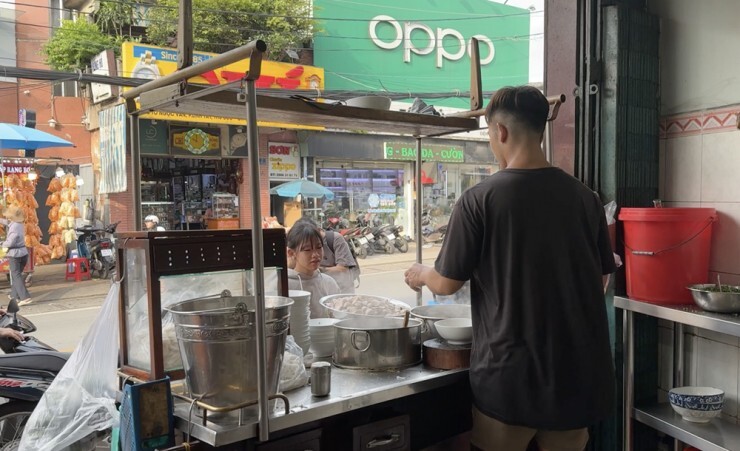 Tô hủ tiếu ba đời đặc biệt vì yếu tố lạ, tạo dựng danh tiếng 50 năm tại Thủ Đức