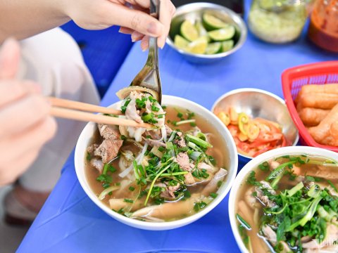 top 5 quan pho ga ngon o ha noi gia 160 000 dongbat van hut khach thuong thuc Top 5 quán phở gà ngon ở Hà Nội, giá 160.000 đồng/bát vẫn hút khách thưởng thức