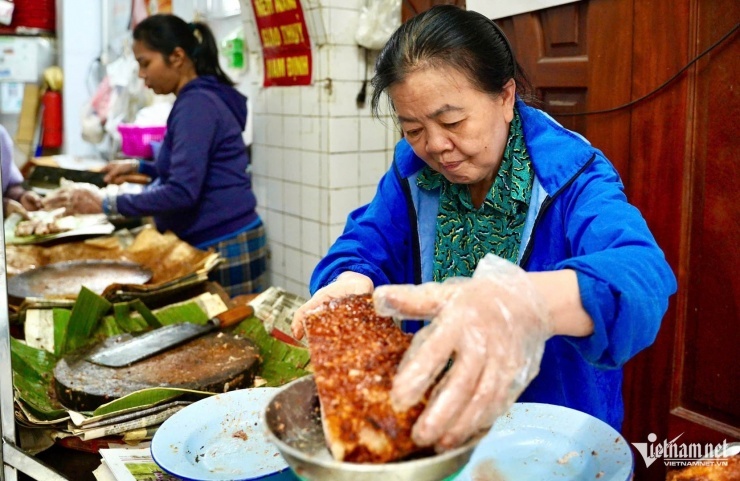 Quán thịt quay bì giòn hơn 70 năm ở phố cổ Hà Nội, khách xếp hàng chờ mua