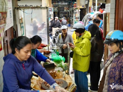 quan thit quay bi gion hon 70 nam o pho co ha noi khach xep hang cho mua Quán thịt quay bì giòn hơn 70 năm ở phố cổ Hà Nội, khách xếp hàng chờ mua